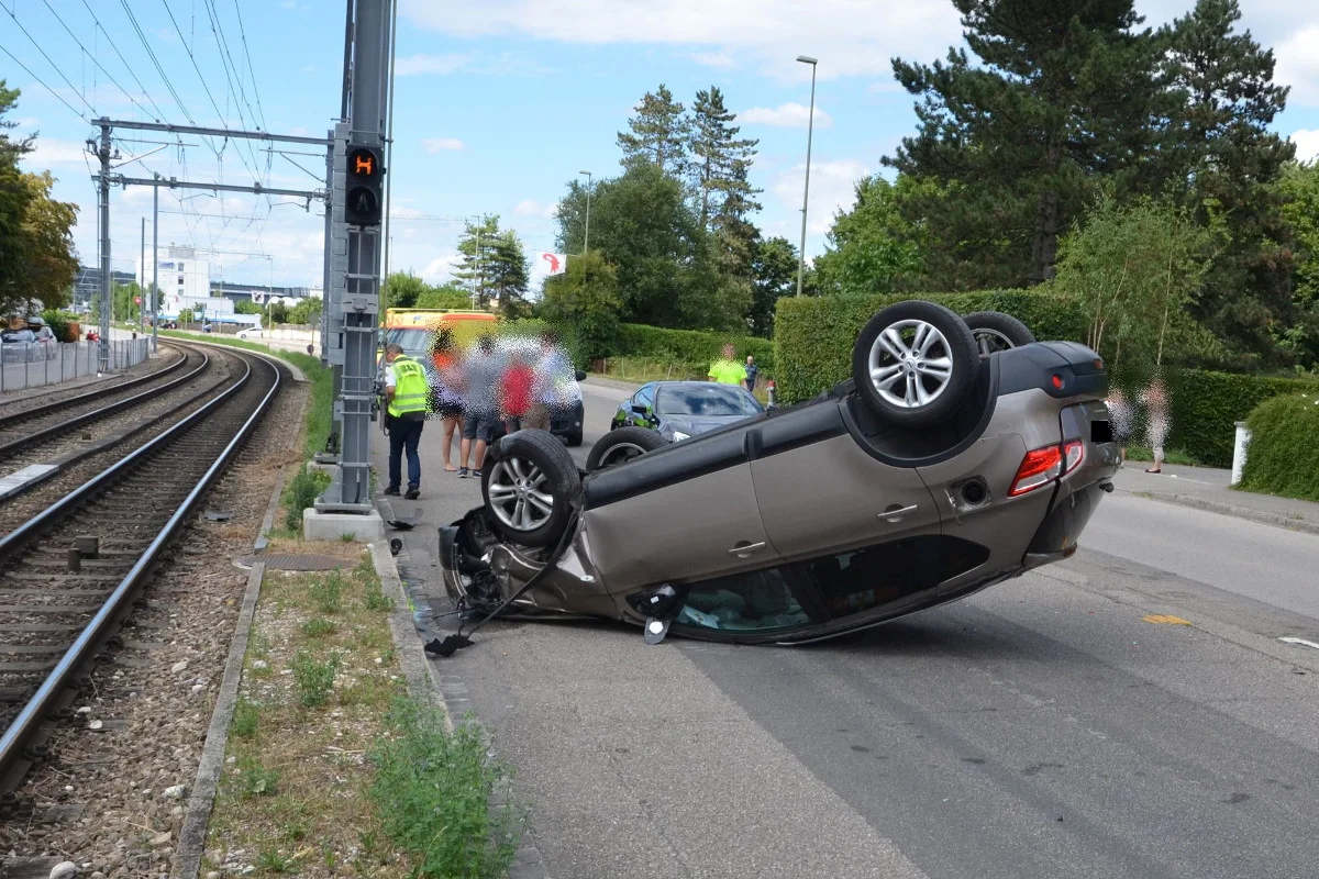Bei spektakulärem Selbstunfall in Aesch BL auf Dach gelandet