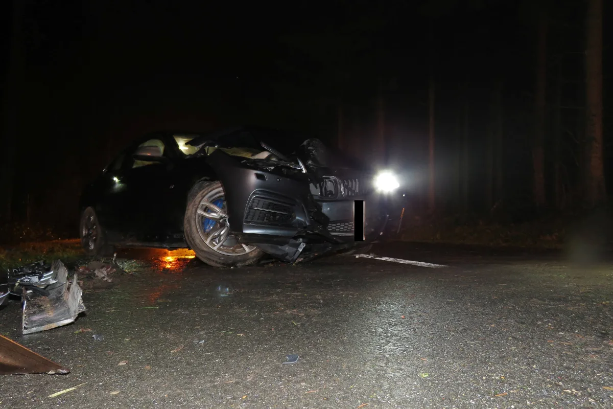 Oberrüti: Neulenker in Waldstück von der Strasse abgekommen