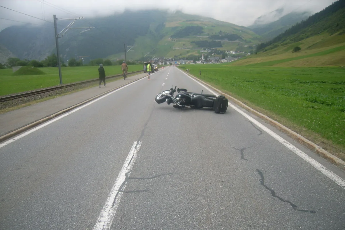 Kollision zwischen Töff und Auto bei Andermatt UR - eine Person verletzt