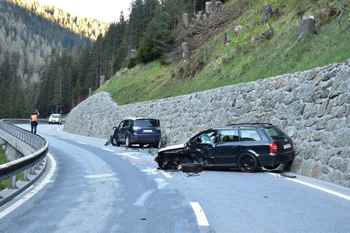 Davos GR - Doppelter Totalschaden nach Frontalkollision