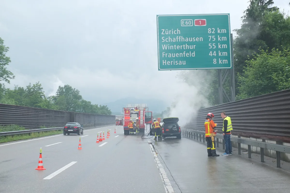 Auto fängt auf der St. Galler Stadt-Autobahn Feuer