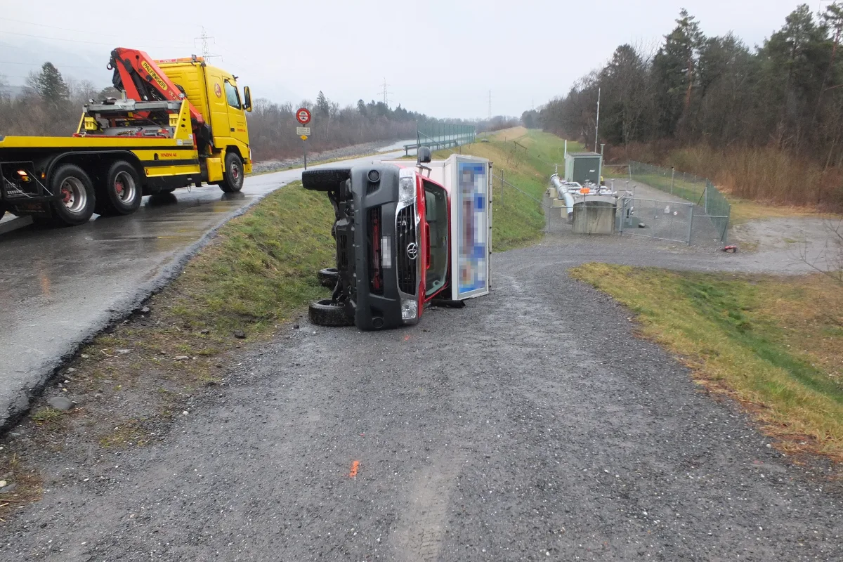 Lieferwagen in Bad Ragaz umgekippt