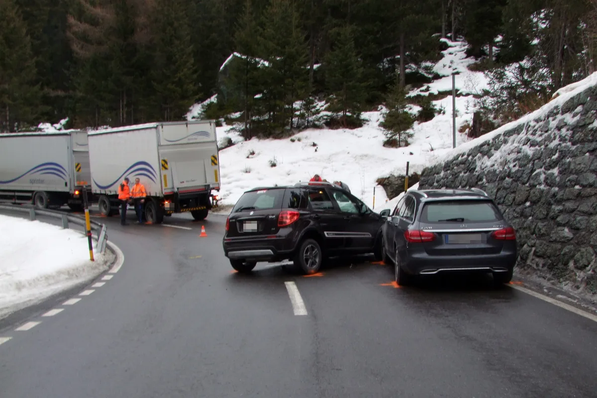 VU mit drei Fahrzeugen in Marmorera