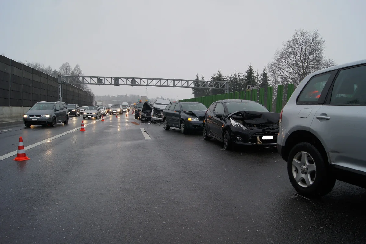 Cham: Auffahrkollision mit sieben Autos auf der A4a