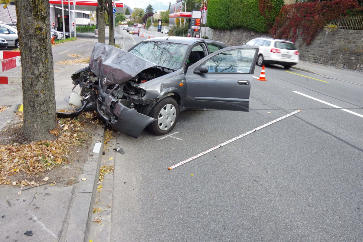 Chur GR - Nach Auffahrunfall gegen Baum geprallt
