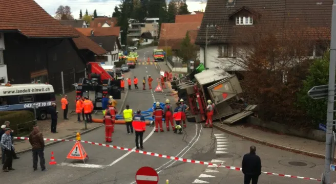 Schwerzenbach: Sattelmotorfahrzeug prallt in Hausmauer