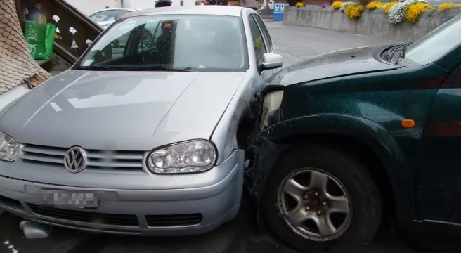 In Fideris mit Mauer und parkiertem Auto kollidiert