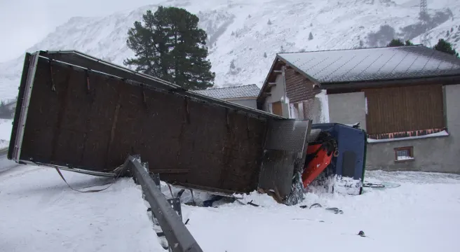 Schwierige Bergung eines verunfallten Lastwagens auf dem Julierpass