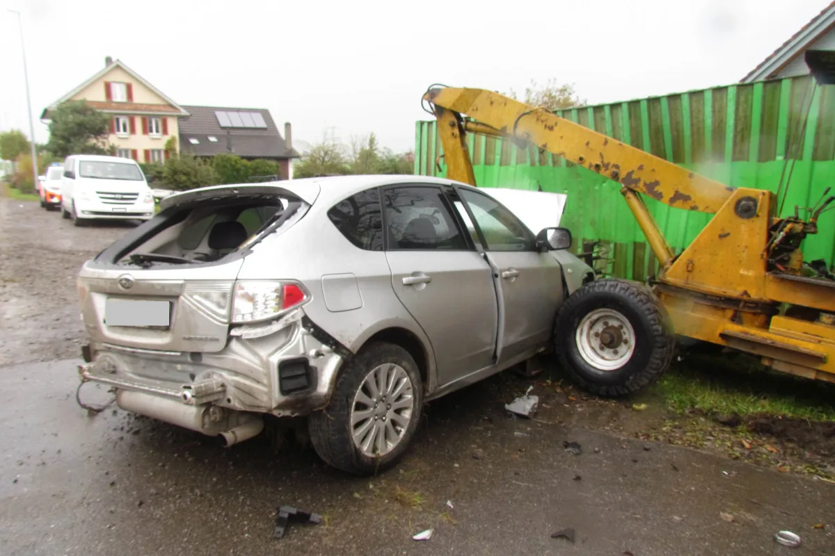 Rüstenschwil AG - Mit Subaru von der Strasse abgekommen