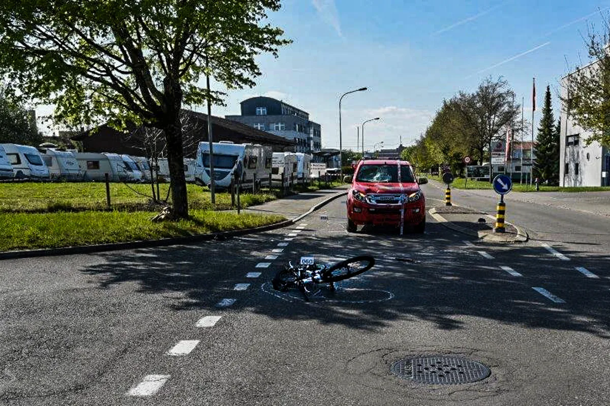 Nänikon ZH - 17-jähriger Velofahrer schwer verunglückt