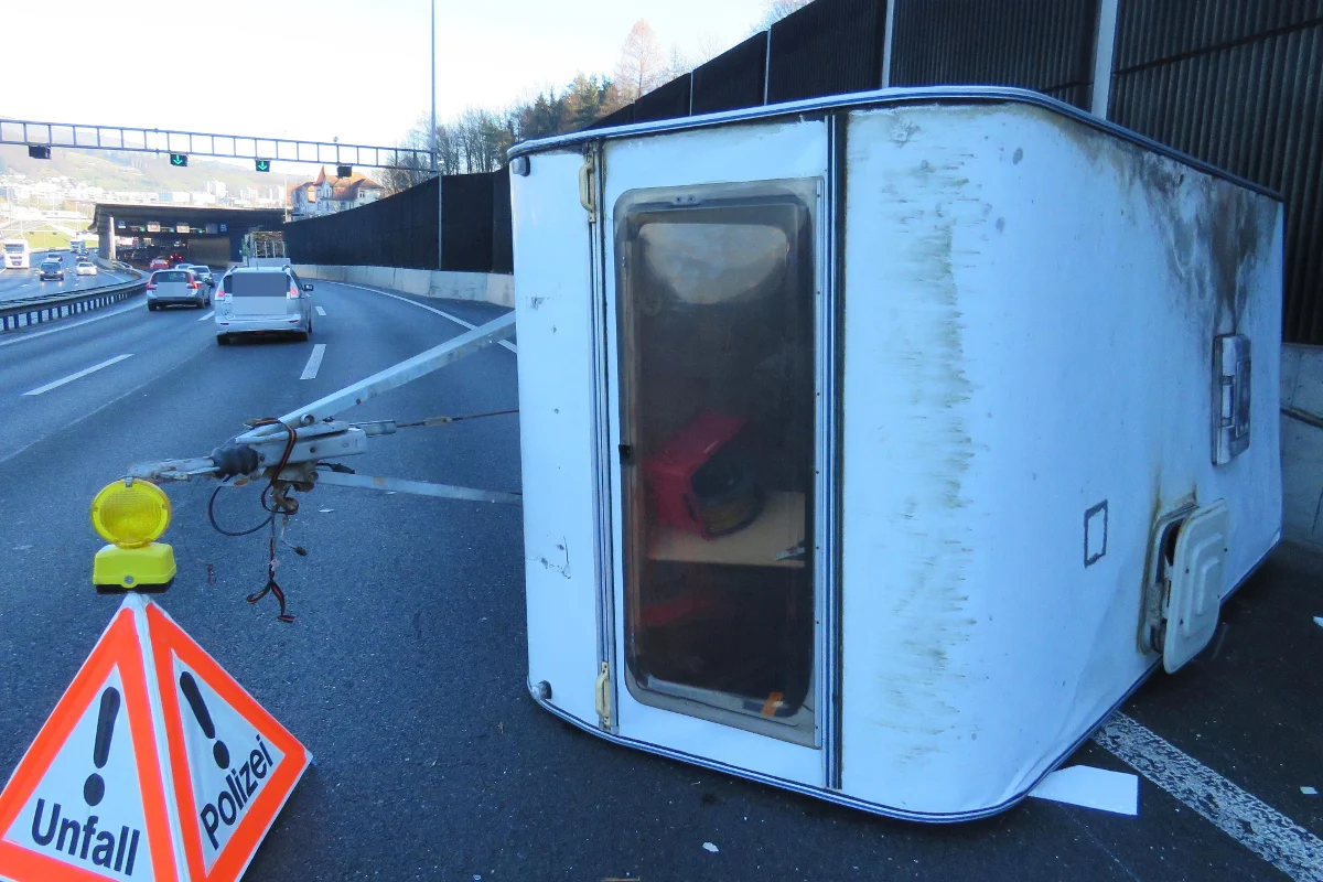 Wohnwagen auf der A1 bei Neuenhof gekippt