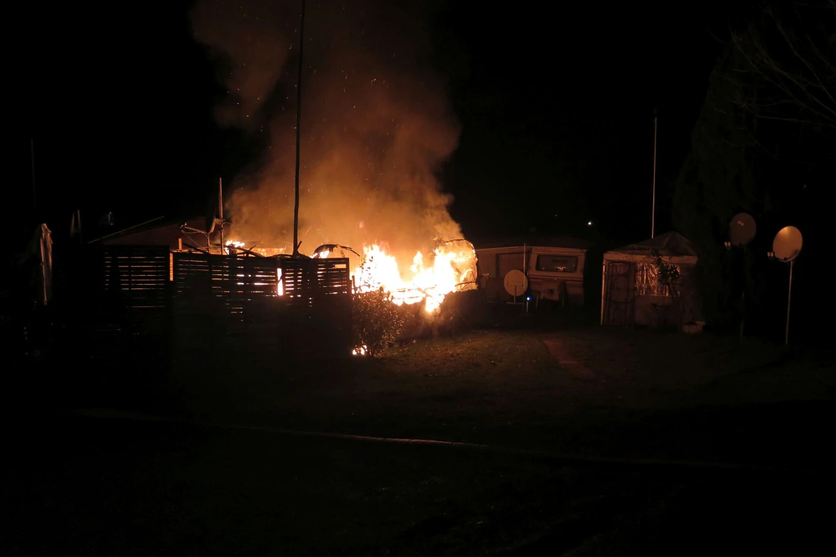 Wohnwagen auf Bubendorfer Campingplatz in Vollbrand