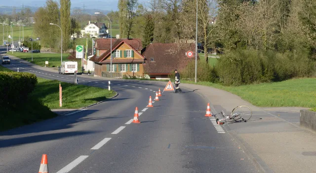 Velofahrerin in Hellbühl von Auto mit Wohnanhänger abgeschossen