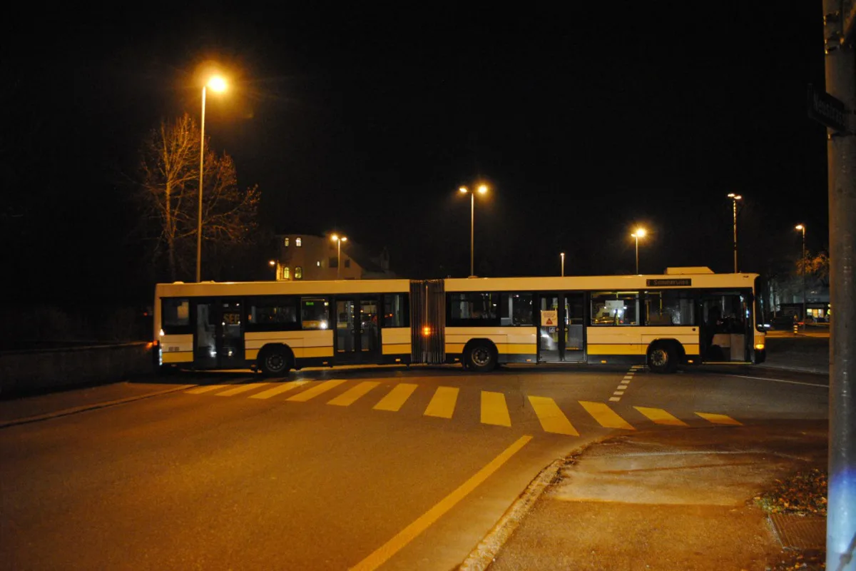 Schaffhausen SH - Linienbusfahrer baut Selbstunfall und sorgt für Folgecrash