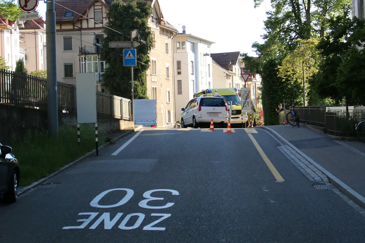 Stadt St. Gallen SG - Velofahrer stösst mit stehendem Wagen zusammen
