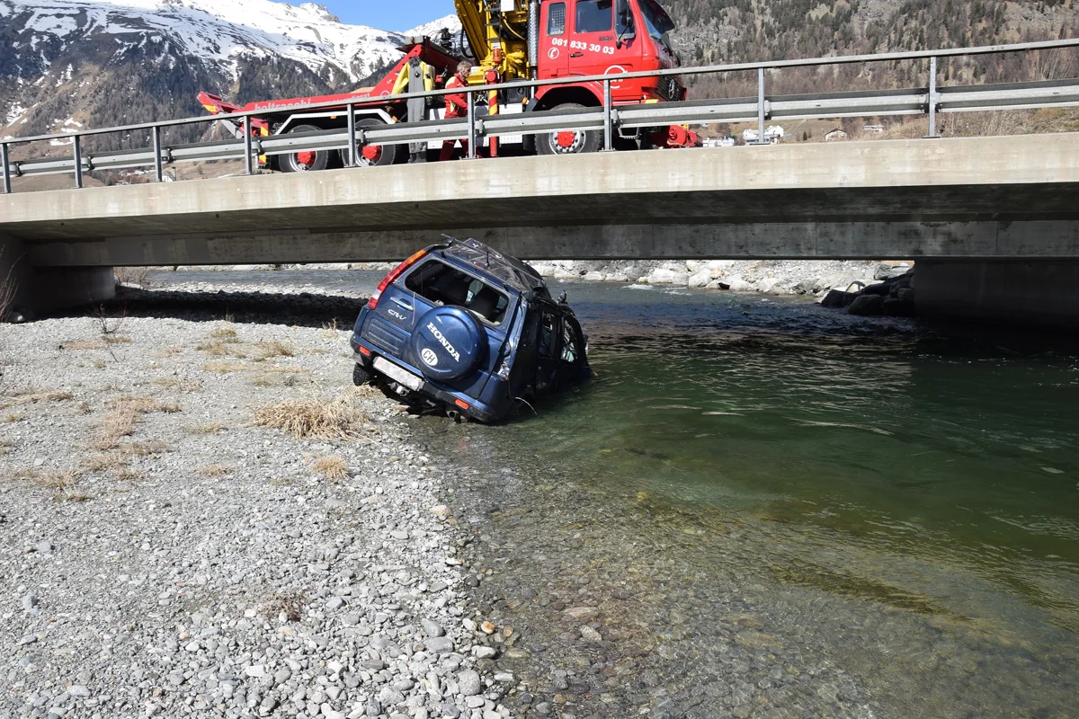 Samedan: Frau landet samt Auto im Inn