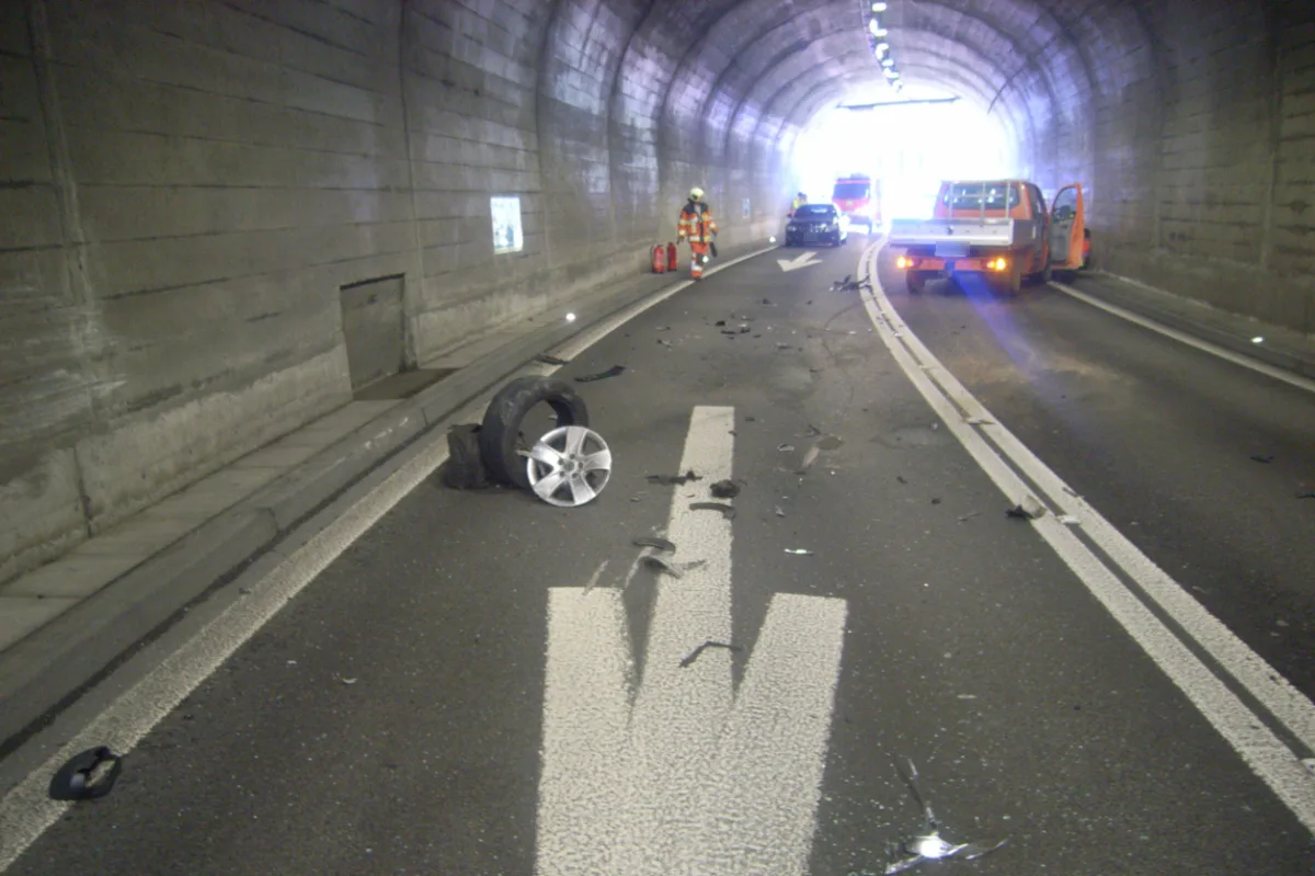 Sisikon UR - Crash auf der Axenstrasse fordert sechs Verletzte