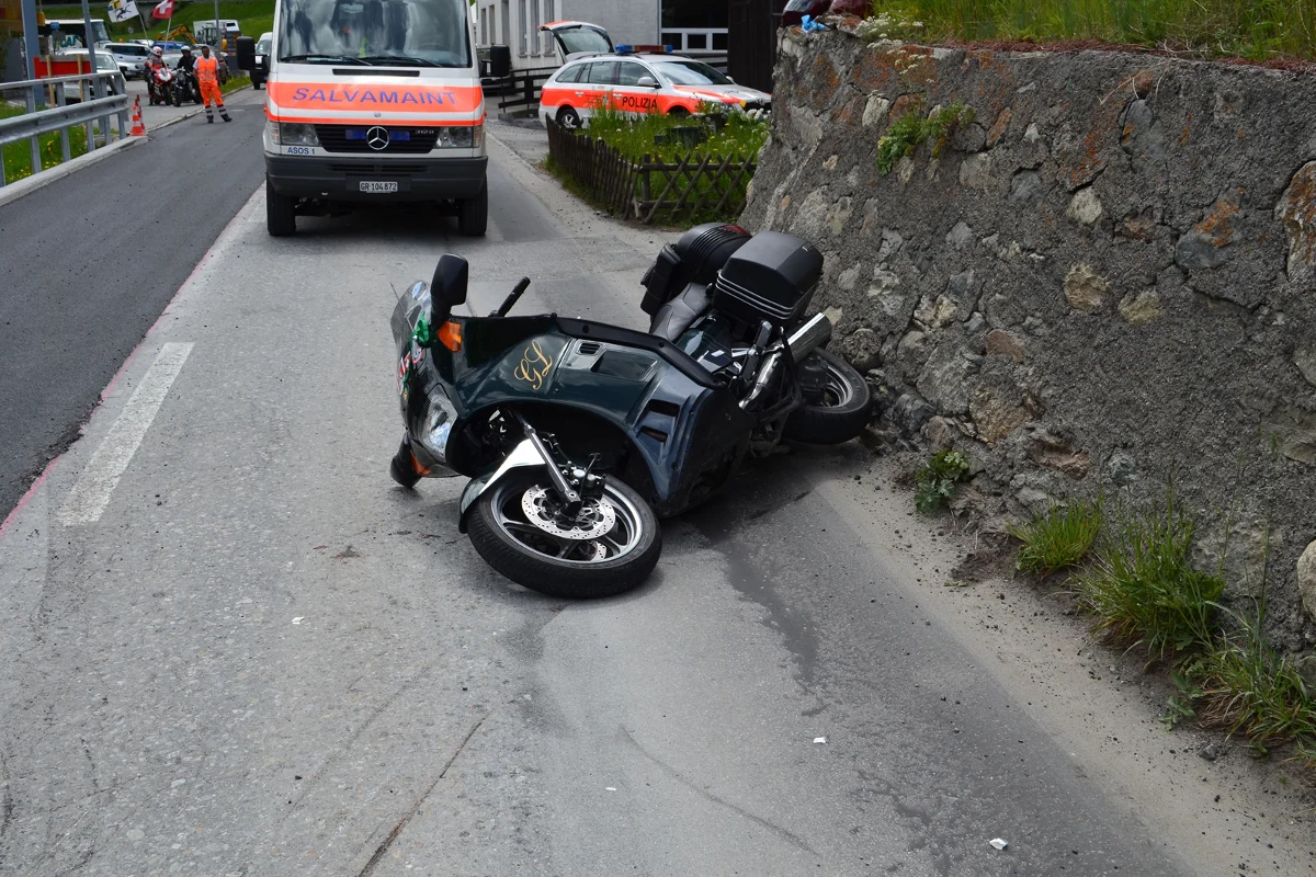 Susch: Soziusfahrerin bei Alleincrash in Baustelle verletzt 