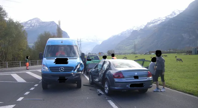 Lieferwagen und Auto kollidieren in Altdorf