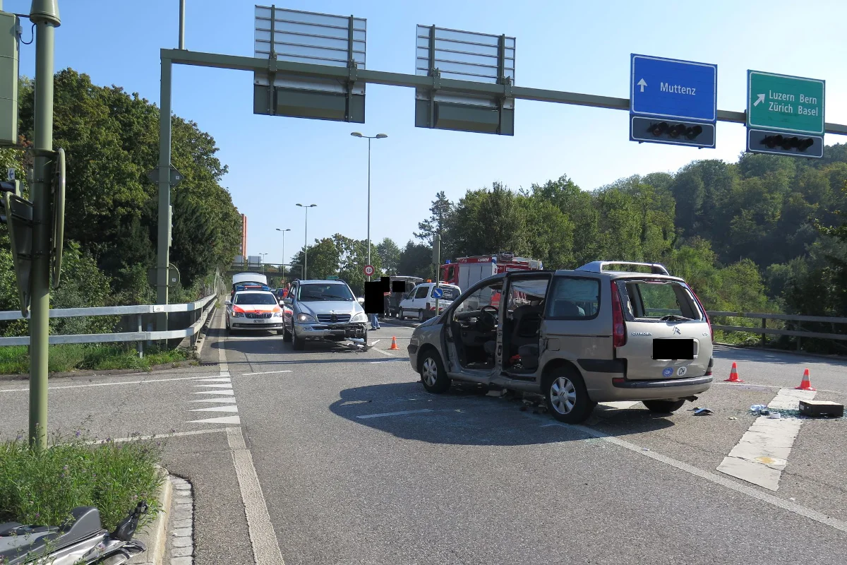 Seitliche Frontalkollision sorgt für Verkehrsprobleme in Muttenz