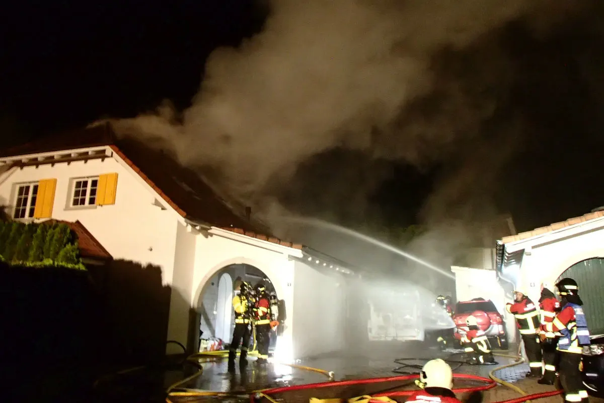 Fahrzeugbrand erfasst Gebäude in Niederwil AG
