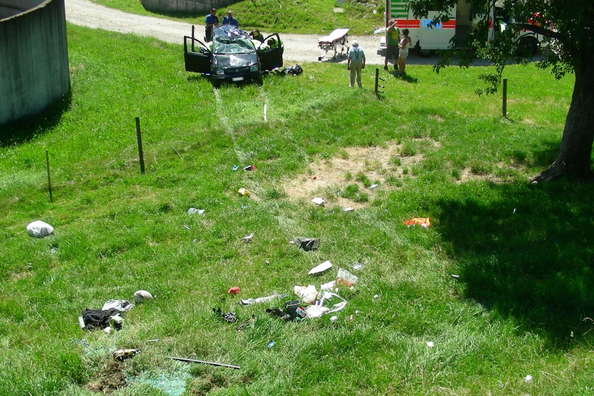 Auto überschlägt sich bei Alleincrash in Fischingen TG mehrfach