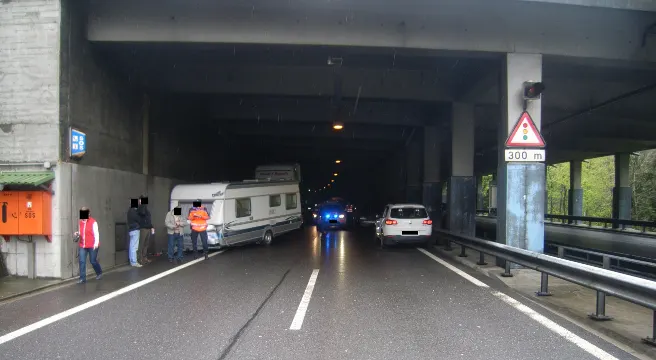 Pkw mit Wohnwagen in Wassen verunfallt