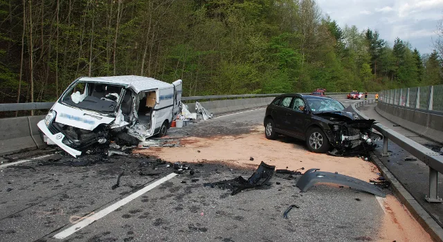 Vier Verletzte bei Verkehrsunfall in Baar