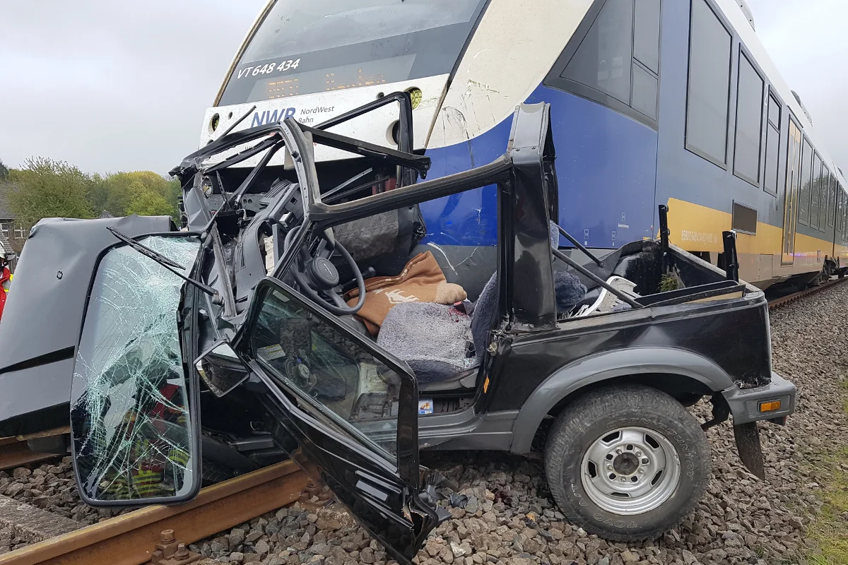 Xanten NRW - Bahn rammt Auto: Ein Todesopfer