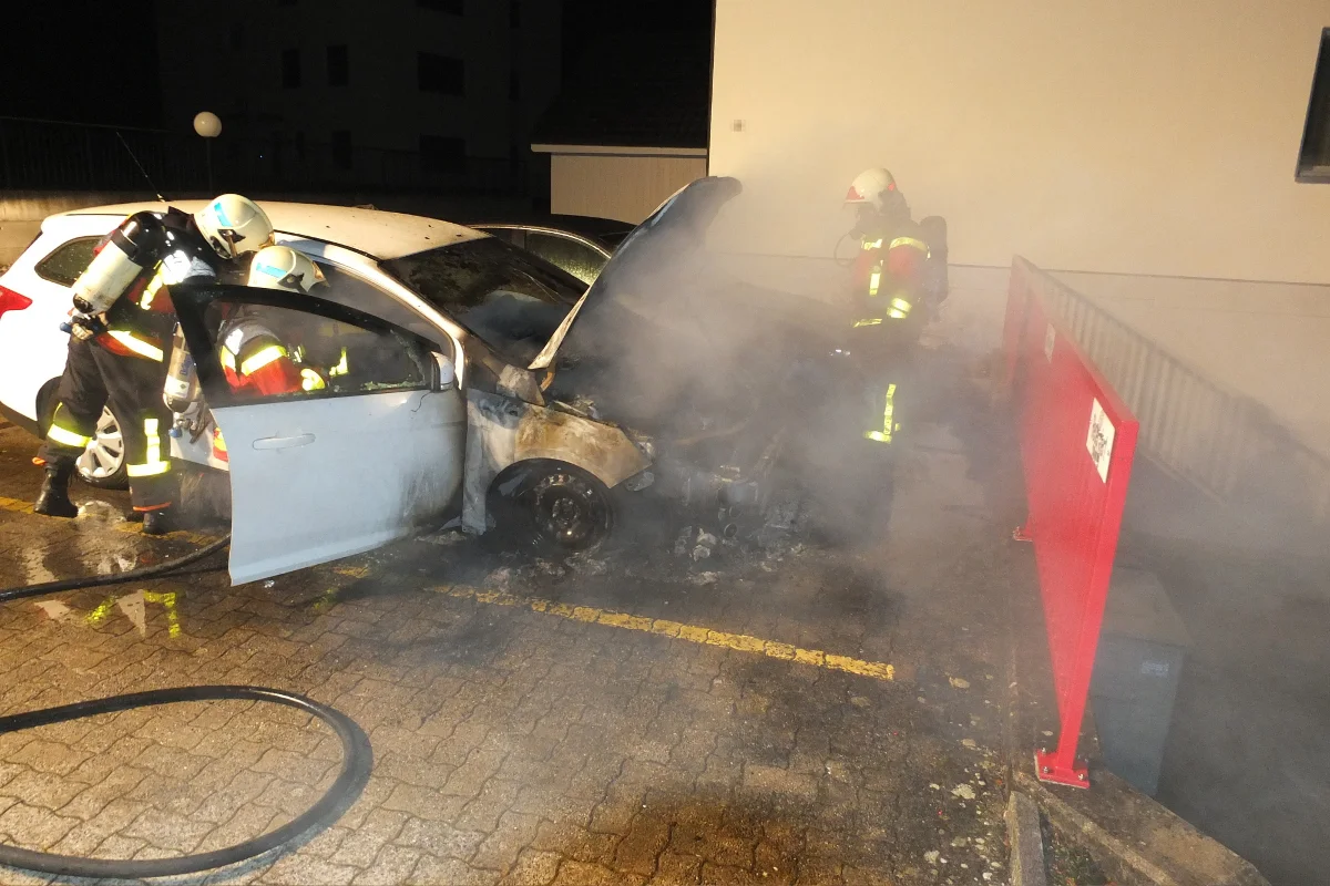 Bazenheid SG - Feuer sorgt für Totalschaden eines Autos