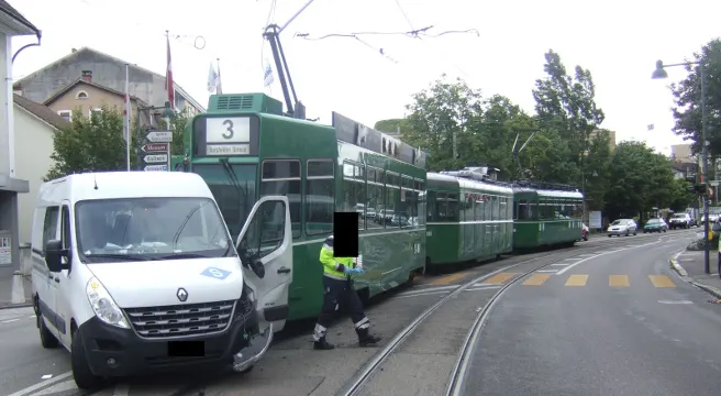 Birsfelden: Tram erfasst Lieferwagen - Mann verletzt