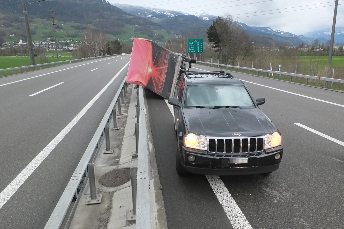 Mels: Anhänger wegen Sturm auf der A13 gekippt