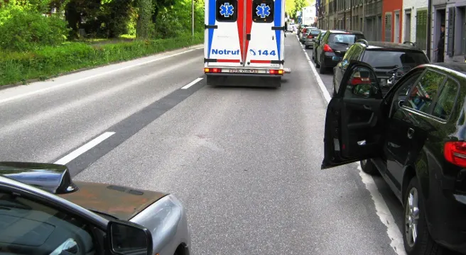Autofahrer öffnet Tür - Velofahrerin geht in Glarus K.o. 