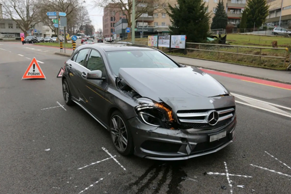 St. Gallen SG - Beim Spurwechsel in Fahrzeugheck gefahren
