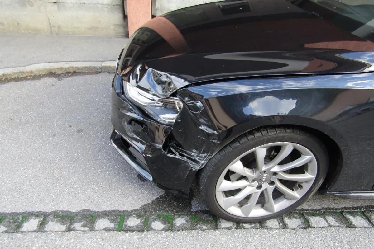 Netstal GL - Audi-Fahrer verschuldet Auffahrunfall