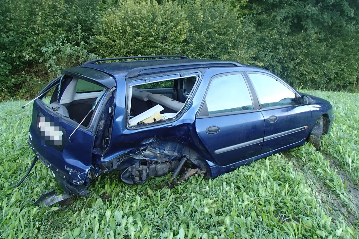 Densbüren AG - Junglenker fährt nach Kollision mit Chevrolet Abhang hinunter 