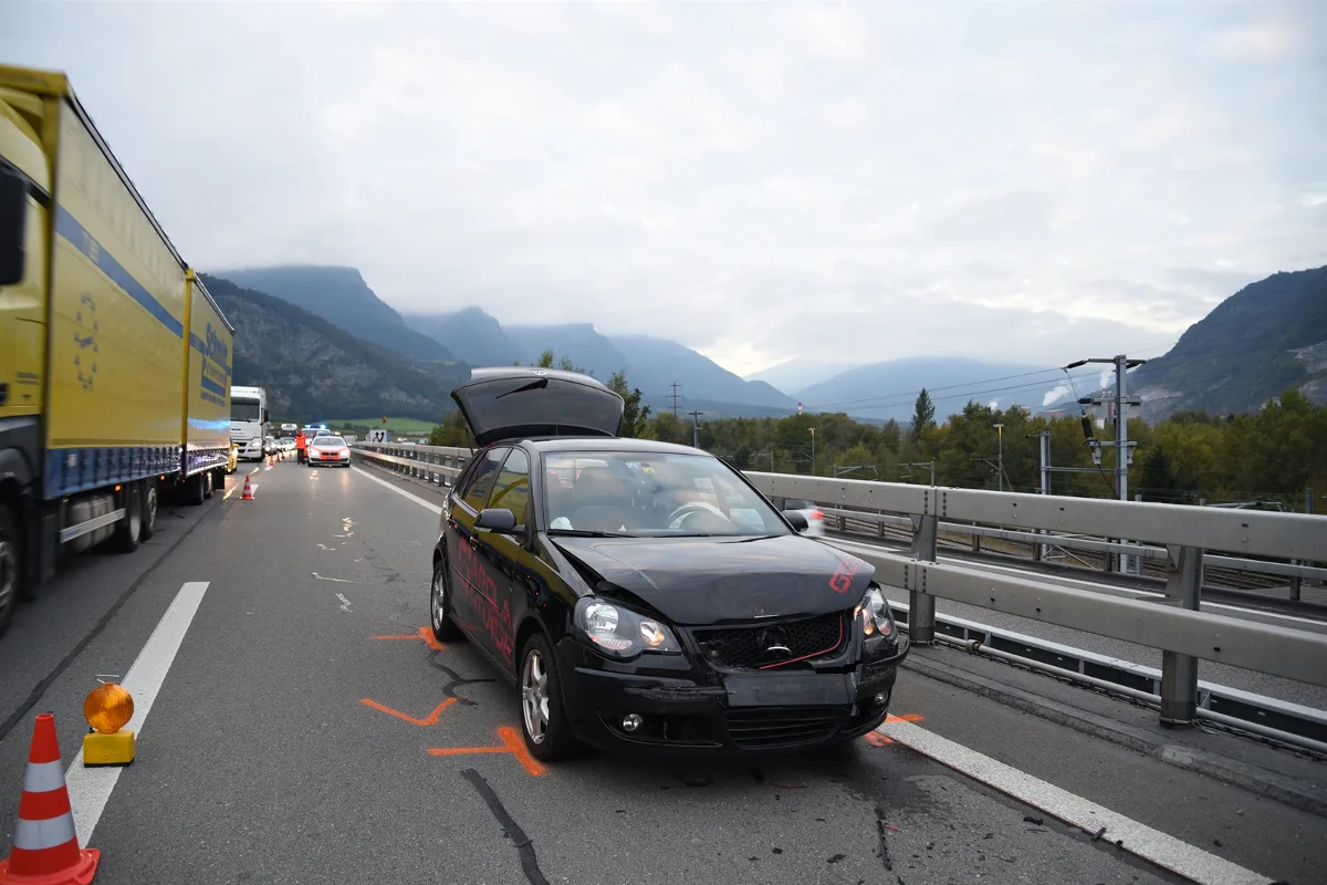 Zizers GR - Verlorene Ladung führt zu Unfall auf der A13