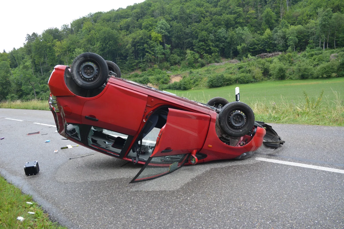 Büren SO - Auto landet nach Alleinunfall auf dem Dach