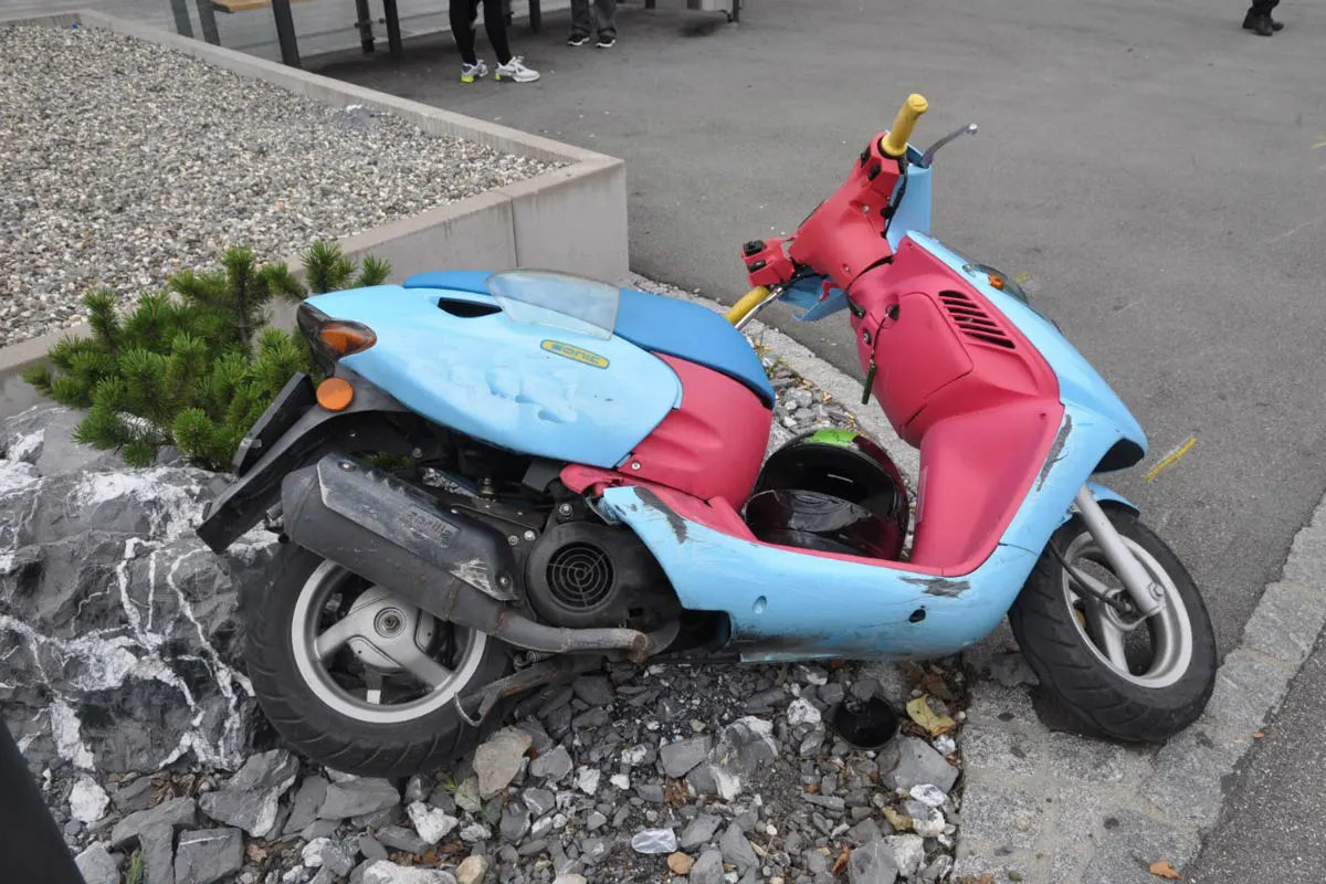Junge Motorradfahrerin kommt in Vaduz zu Fall