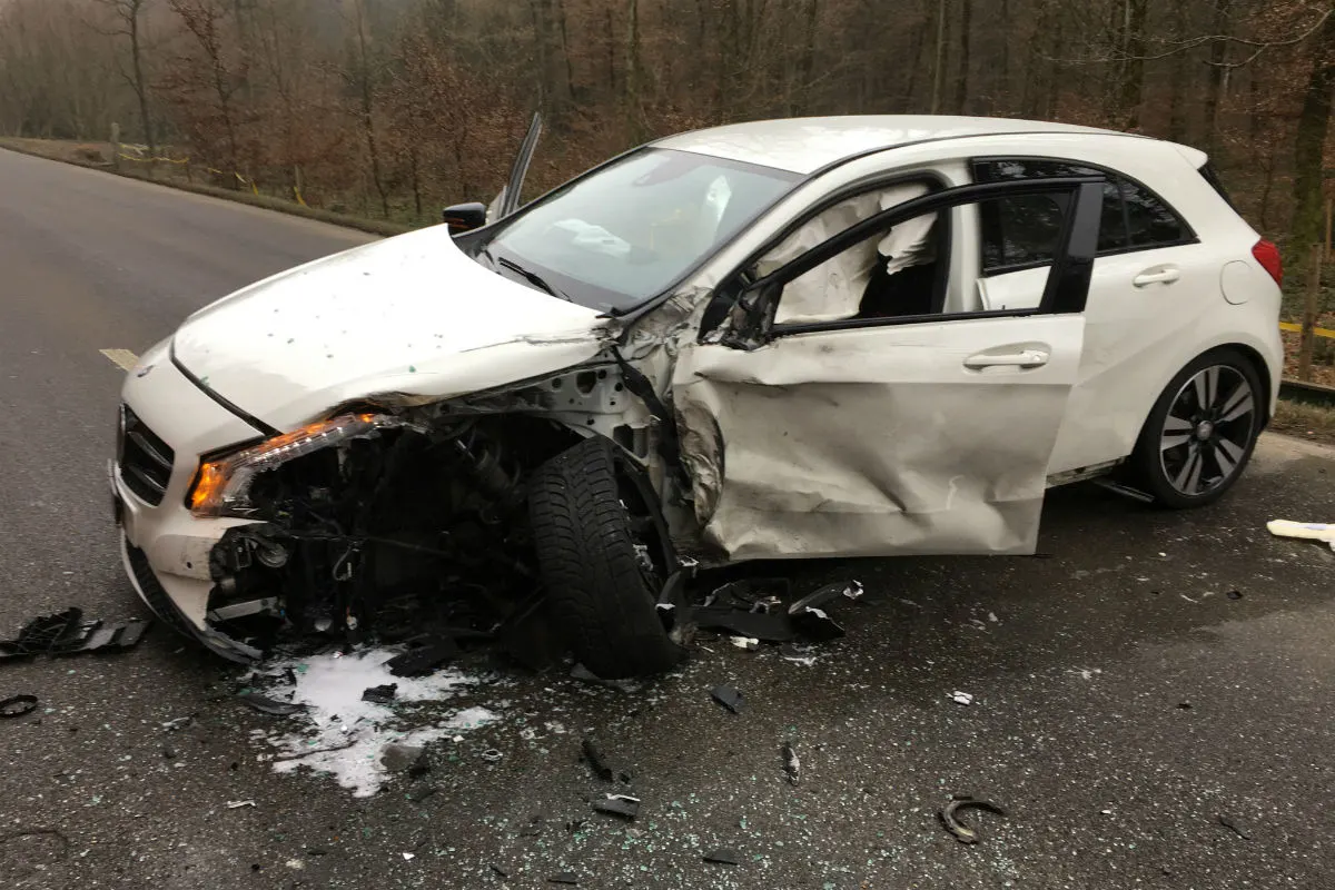 Neerach ZH - Verletzter nach Kollision mit Lastwagen