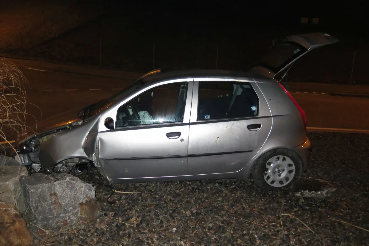 Bottmingen BL - Selbstunfall mit Auto endet auf Schotterbelag eines Kreisverkehrs