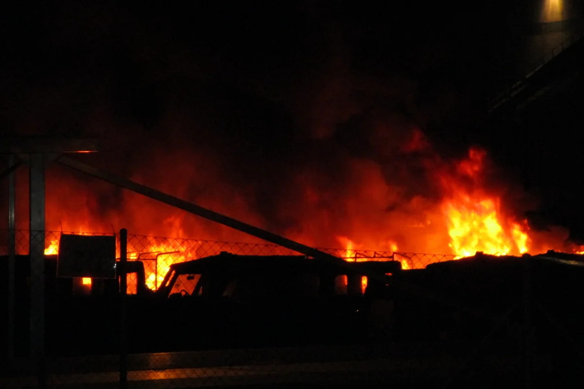 Fahrzeuge in Brand gesteckt - Grosser Schaden in Hinwil
