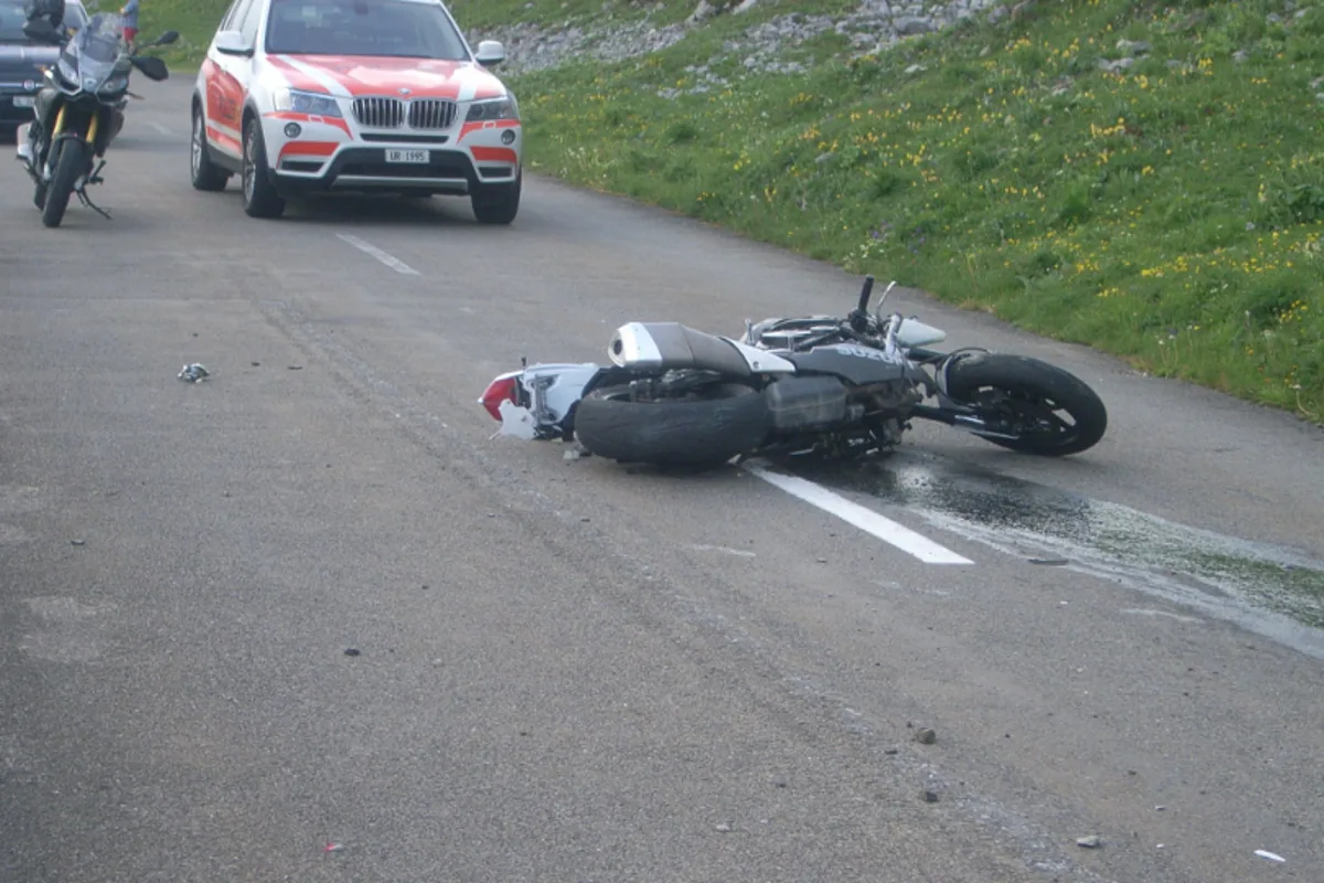 Spiringen UR - Motorradfahrer verunfallt in den "Spirgner Kehren"