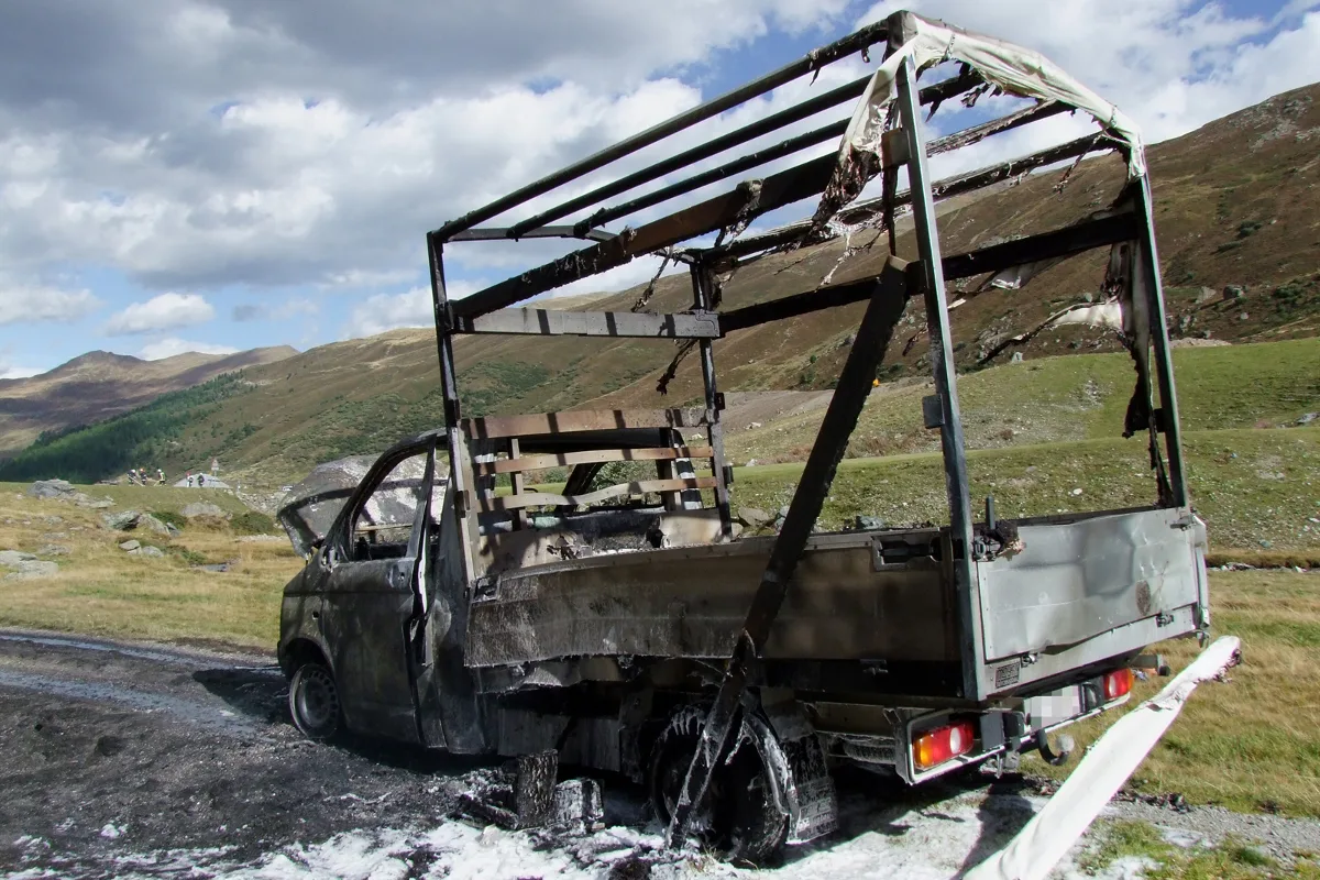 Lieferwagen am Flüelapass vollständig ausgebrannt 