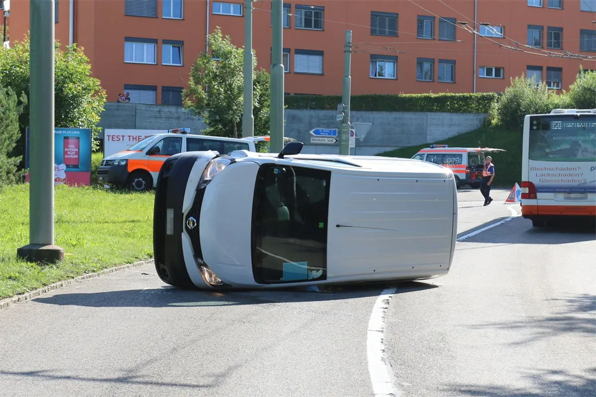St. Gallen SG - Auto bei Unfall auf die Seite gekippt