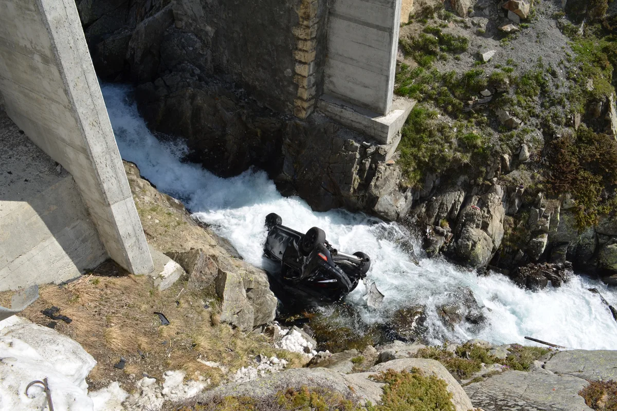 Mit Auto am Flüelapass in Bach gestürzt 