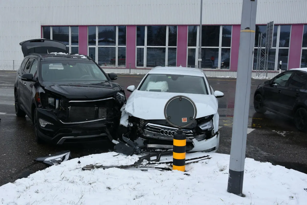 Oberbüren SG - Zwei Autos nach Unfall schrottreif