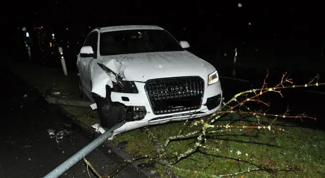 Mauren: In Laternenmast und Baum geprallt