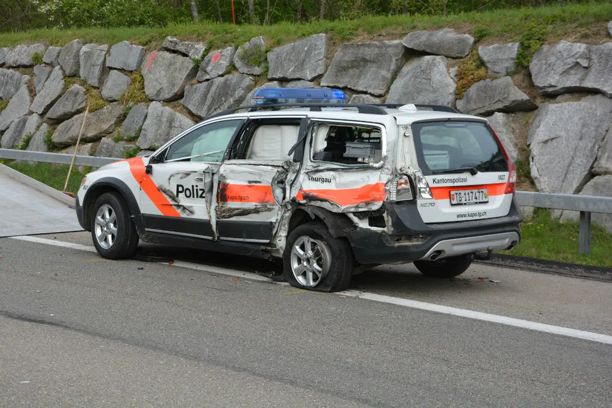 Wigoltingen TG - Lastwagenchauffeur (47) kollidiert mit Streifenwagen - Zwei Verletzte