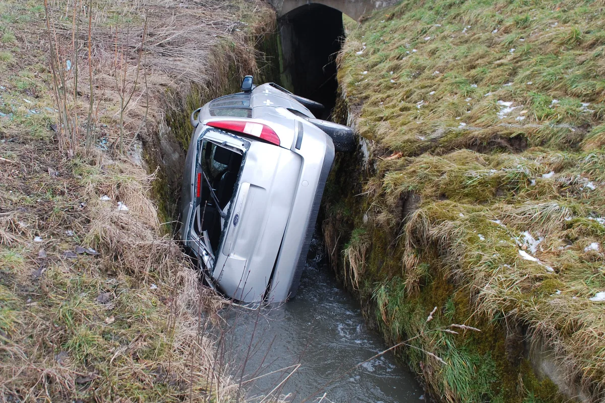 Alleincrash in Daiwil endet im Bachbett 